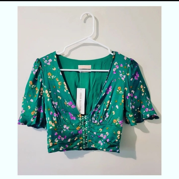 Green top - Picture 1 of 2